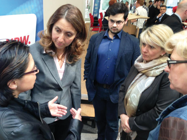 Angeregte Diskussionen am Rande der Gründungsversammlung (v.l. Nezahat Kilinc, Aydan Öoguz (MdB), Taner Ünalgan, Zülfiye Kaykin, Gabriele Preuß)