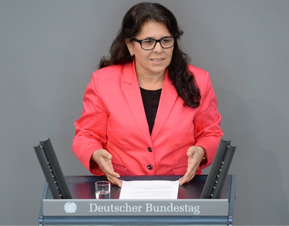 Gülistan Yüksel, SPD, Bundestagsabgeordnete, Abgeordnete, Mitglied Deutscher Bundestag, MdB, Rede, 182. Sitzung, Top 36, Thema: Neuregelung des Mutterschutzrechts. Rednerpult.