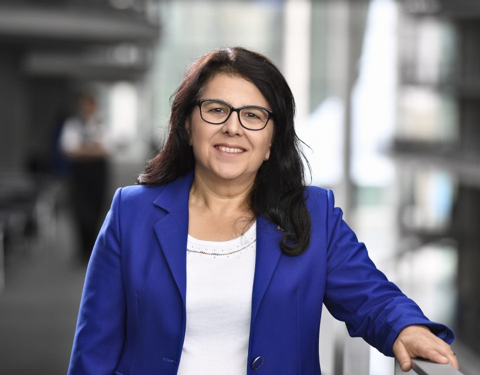 Die Abgeordnete Gülistan Yüksel steht im Paul-Löbe-Haus.