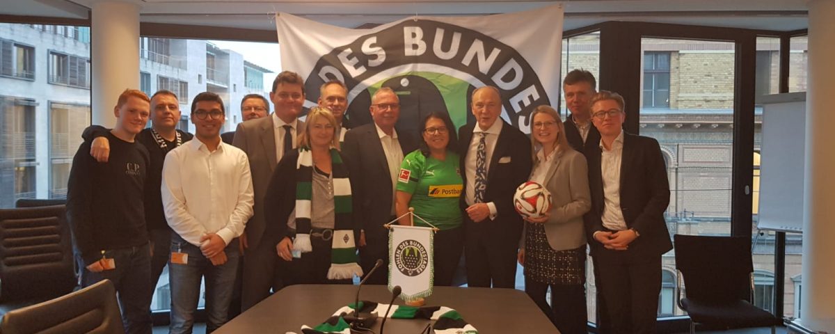 Die Fohlen des Bundestages begrüßen Rolf Königs in Berlin.