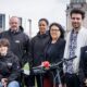 Die Bundestagsabgeordneten Gülistan Yüksel und Takis Mehmet Ali treffen Vertreterinnen und Vertreter des französischen Vereins Association Killian zur Vorstellung ihres Fahrradprotypen in Berlin. Quelle: Paul Schweiger
