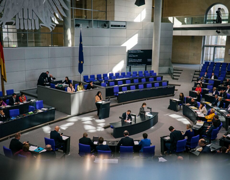 Die Bundestagsabgeordnete Gülistan Yüksel bei einer Rede im Plenarsaal