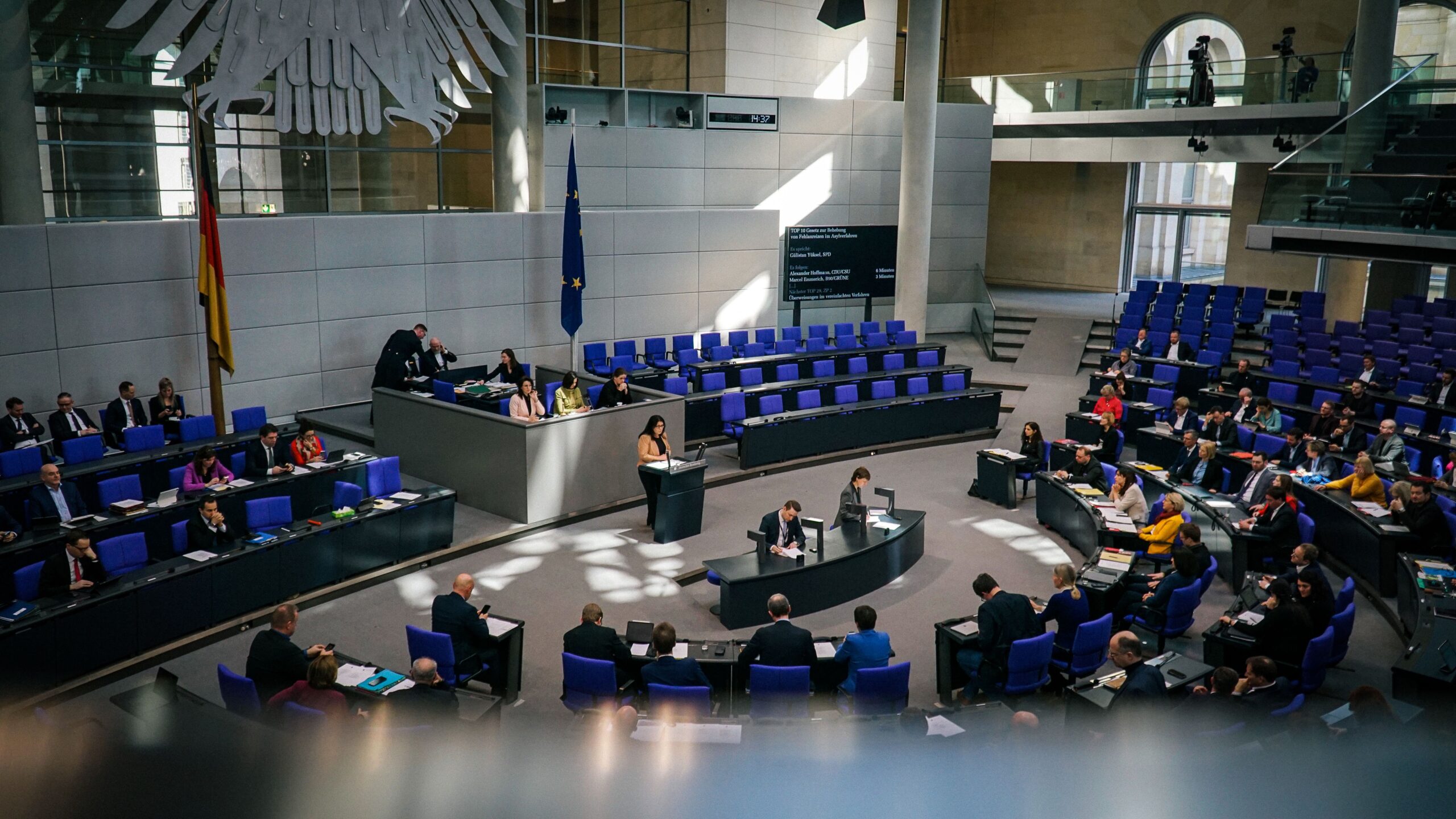 Die Bundestagsabgeordnete Gülistan Yüksel bei einer Rede im Plenarsaal