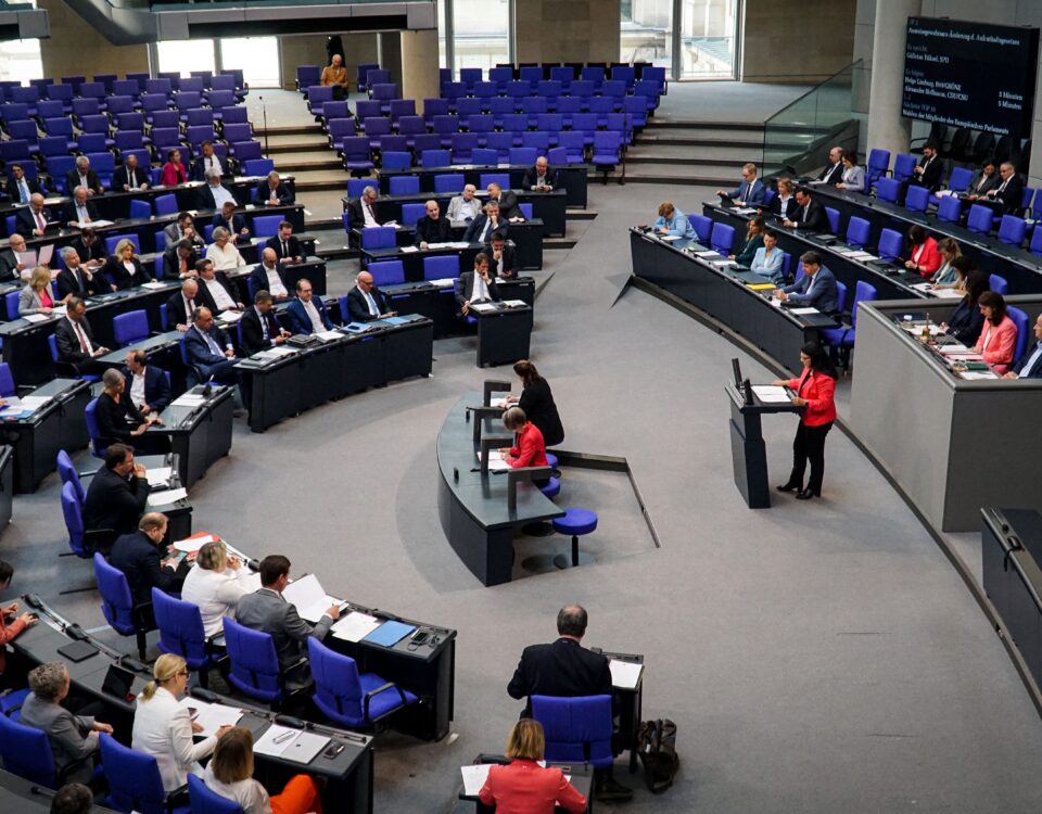 Die Bundestagsabgeordnete Gülistan Yüksel bei einer Plenarrede am 25.05.2023.