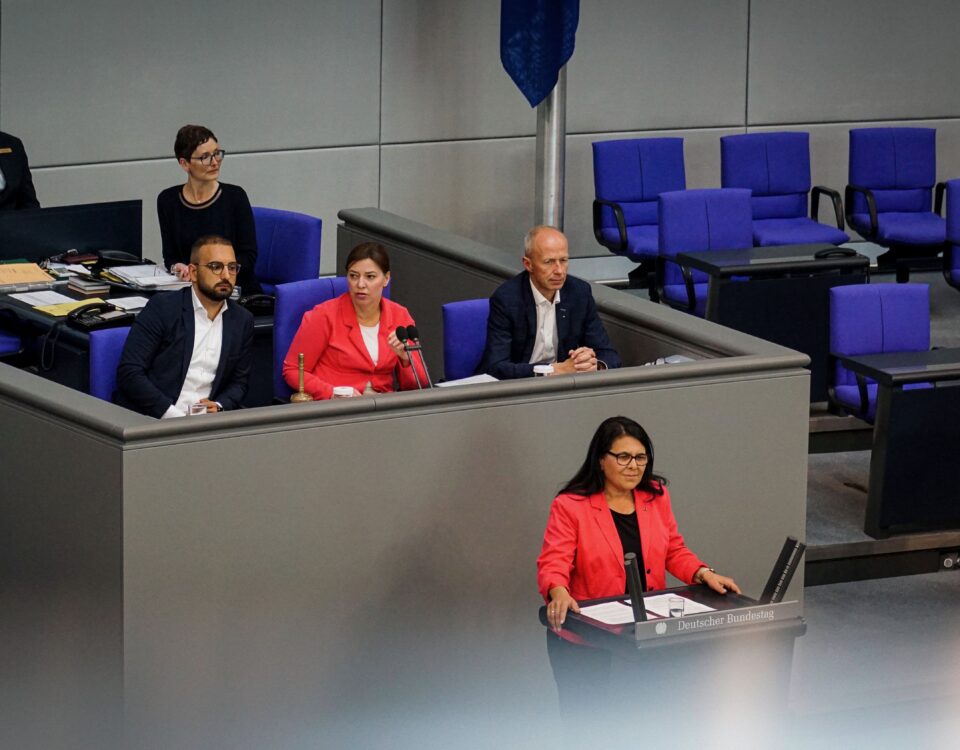 Die Bundestagsabgeordnete Gülistan Yüksel bei ihrer Rede in der Aktuellen Stunde vom 25.05.2023