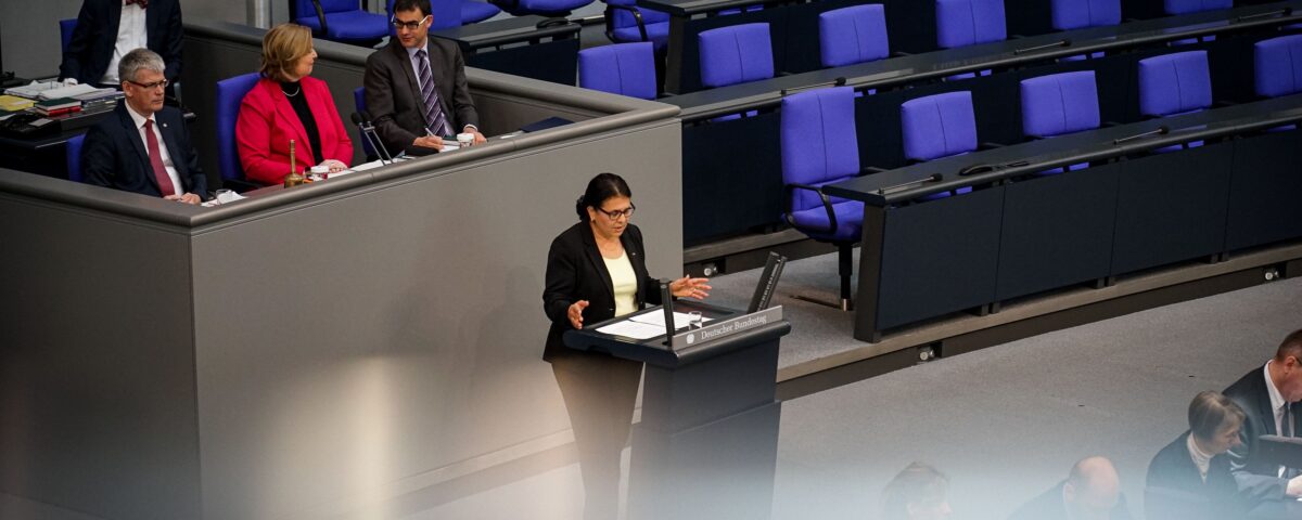 Die Bundestagsabgeordnete Gülistan Yüksel bei einer Plenarrede am 28.04.2023.