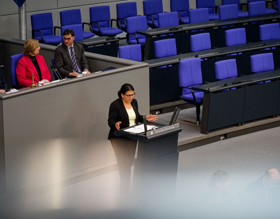 Die Bundestagsabgeordnete Gülistan Yüksel bei einer Plenarrede am 28.04.2023.