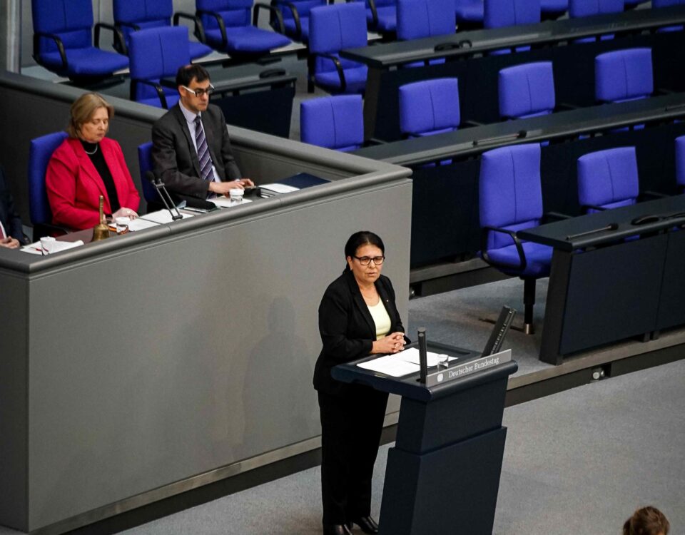 Die Bundestagsabgeordnete Gülistan Yüksel bei einer Plenarrede.