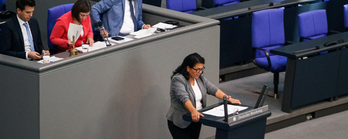 Die Bundestagsabgeordnete Gülistan Yüksel bei ihrer Rede zur Aktuellen Stunde vom 21.09.2023.