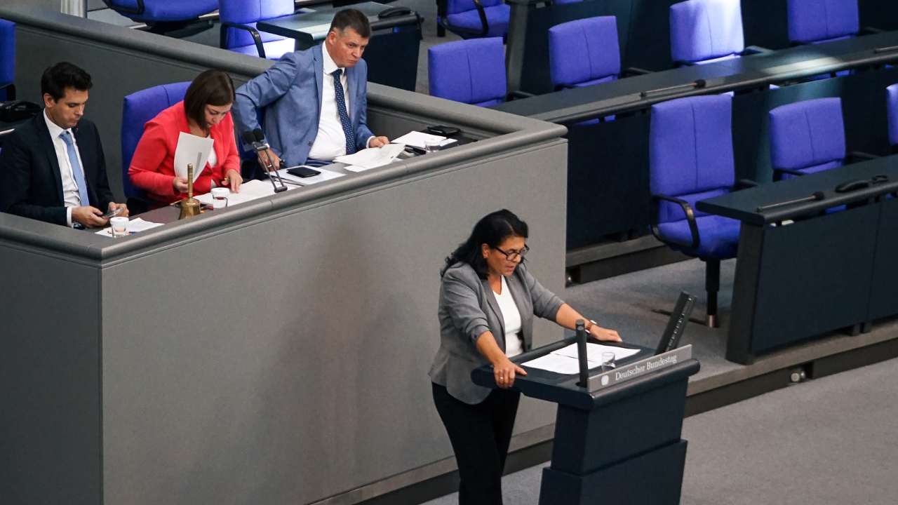 Die Bundestagsabgeordnete Gülistan Yüksel bei ihrer Rede zur Aktuellen Stunde vom 21.09.2023.