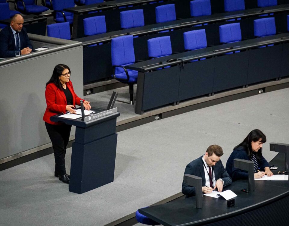 Die Bundestagsabgeordnete Gülistan Yüksel bei einer Plenarrede.