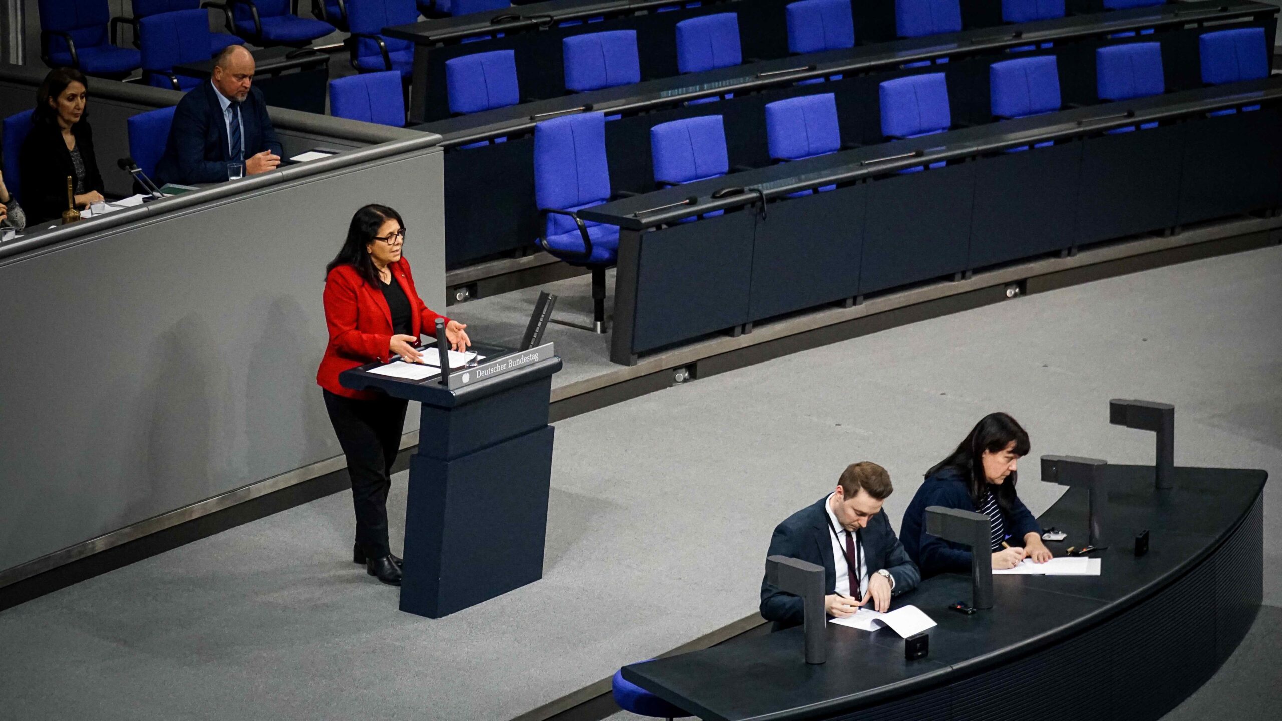 Die Bundestagsabgeordnete Gülistan Yüksel bei einer Plenarrede.