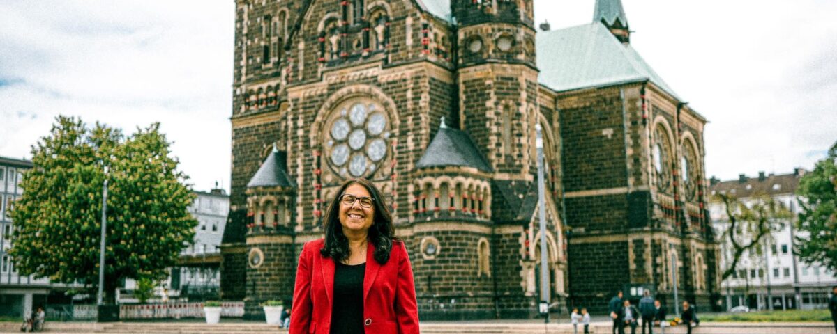 Die Bundestagsabgeordnete Gülistan Yüksel vor der Evangelischen Hauptkirche Rheydt.