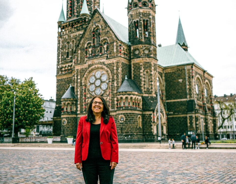 Die Bundestagsabgeordnete Gülistan Yüksel vor der Evangelischen Hauptkirche Rheydt.