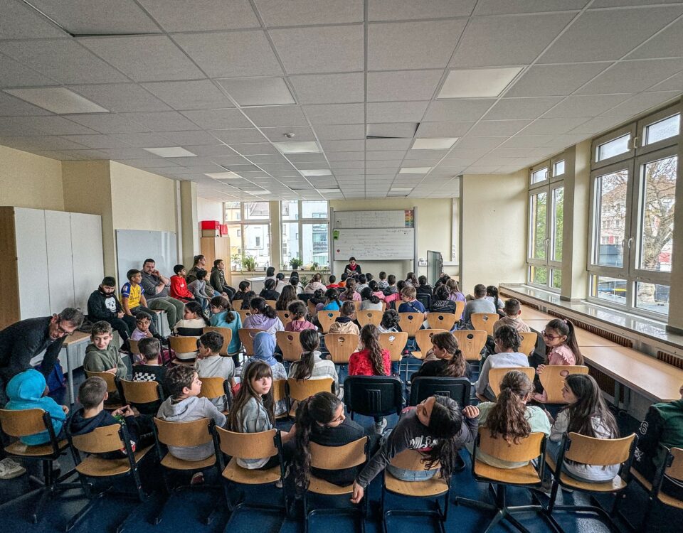 Gülistan Yüksel liest zum Vorlesetag 2023 in der Gemeinschaftsgrundschule Waisenhausstraße aus einem Buch vor.