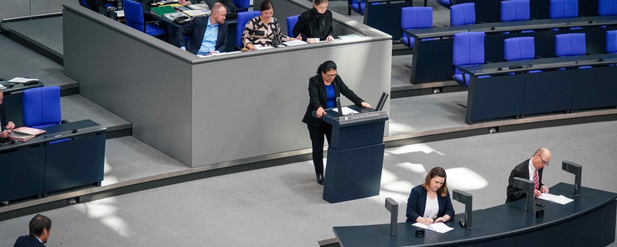 Die Bundestagsabgeordnete Gülistan Yüksel bei ihrer Plenarrede am 30.11.2023