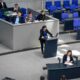 Die Bundestagsabgeordnete Gülistan Yüksel bei ihrer Plenarrede am 30.11.2023