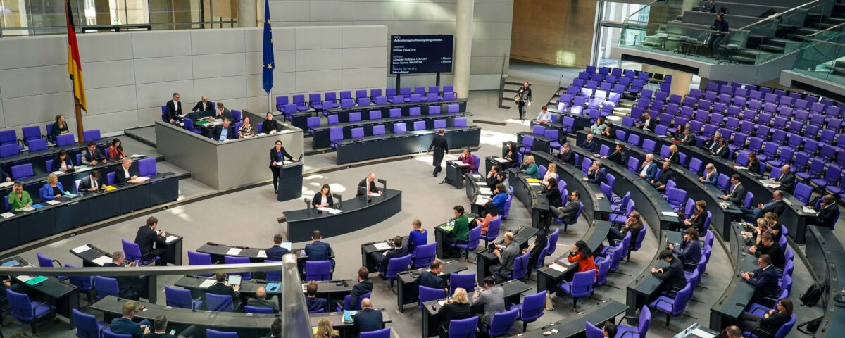Die Bundestagsabgeordnete Gülistan Yüksel bei ihrer Plenarrede zur Reform des Staatsangehörigkeitsrechts am 30.11.2023.