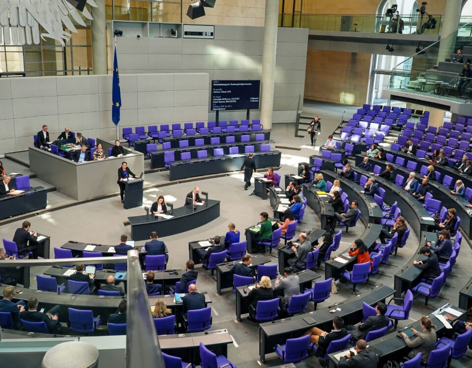 Die Bundestagsabgeordnete Gülistan Yüksel bei ihrer Plenarrede zur Reform des Staatsangehörigkeitsrechts am 30.11.2023.