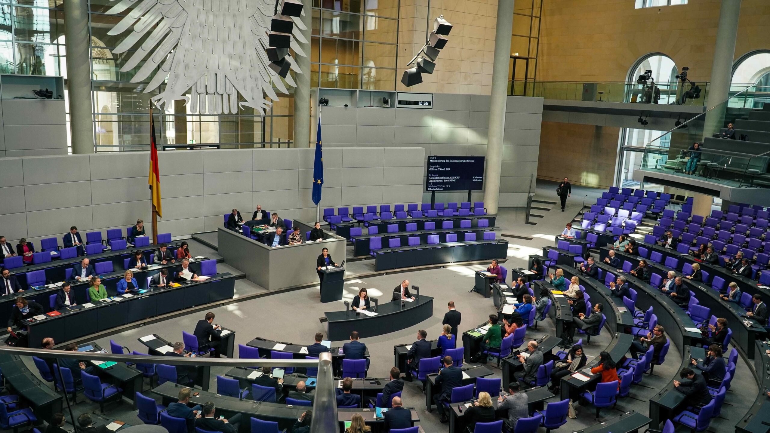 Die Bundestagsabgeordnete Gülistan Yüksel bei einer Plenarrede.