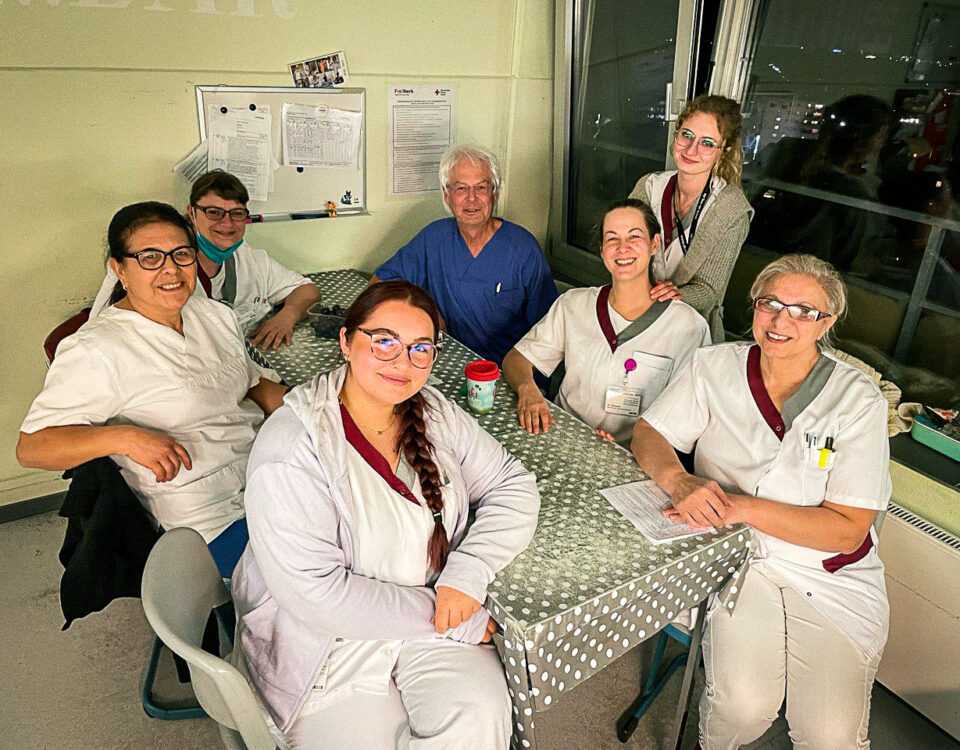 Die Bundestagsabgeordnete Gülistan Yüksel bei ihrer Nachtschicht im März 2023.