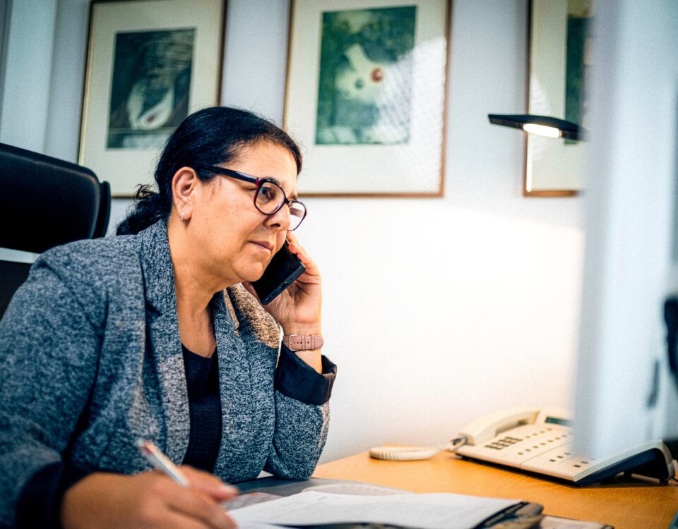 Die Bundestagsabgeordnete Gülistan Yüksel lädt zur Telefonsprechstunde ein.